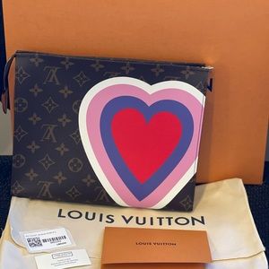 ▪️𝚃𝚁𝙰𝙳𝙴𝙳▪️ 𝙻𝚅 GAME ON TOILETRY POUCH 26